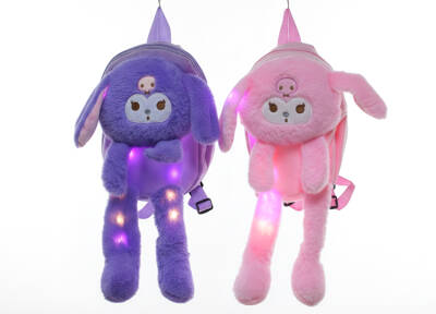 Peluş Işıklı Oynar Kulaklı Kuromi Sırt Çantası (1)